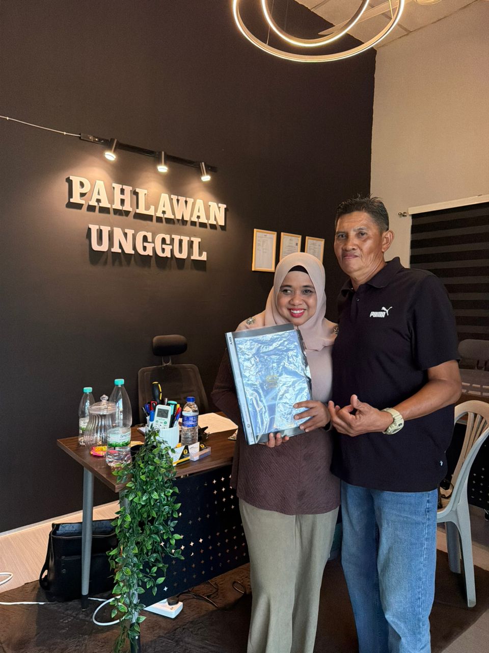 Customer Pahlawan Unggul Services menerima dokumen