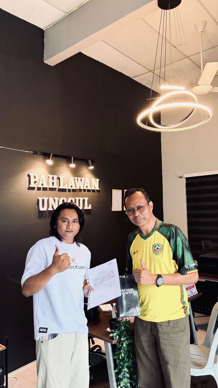 Customer Pahlawan Unggul Services bersama dokumen