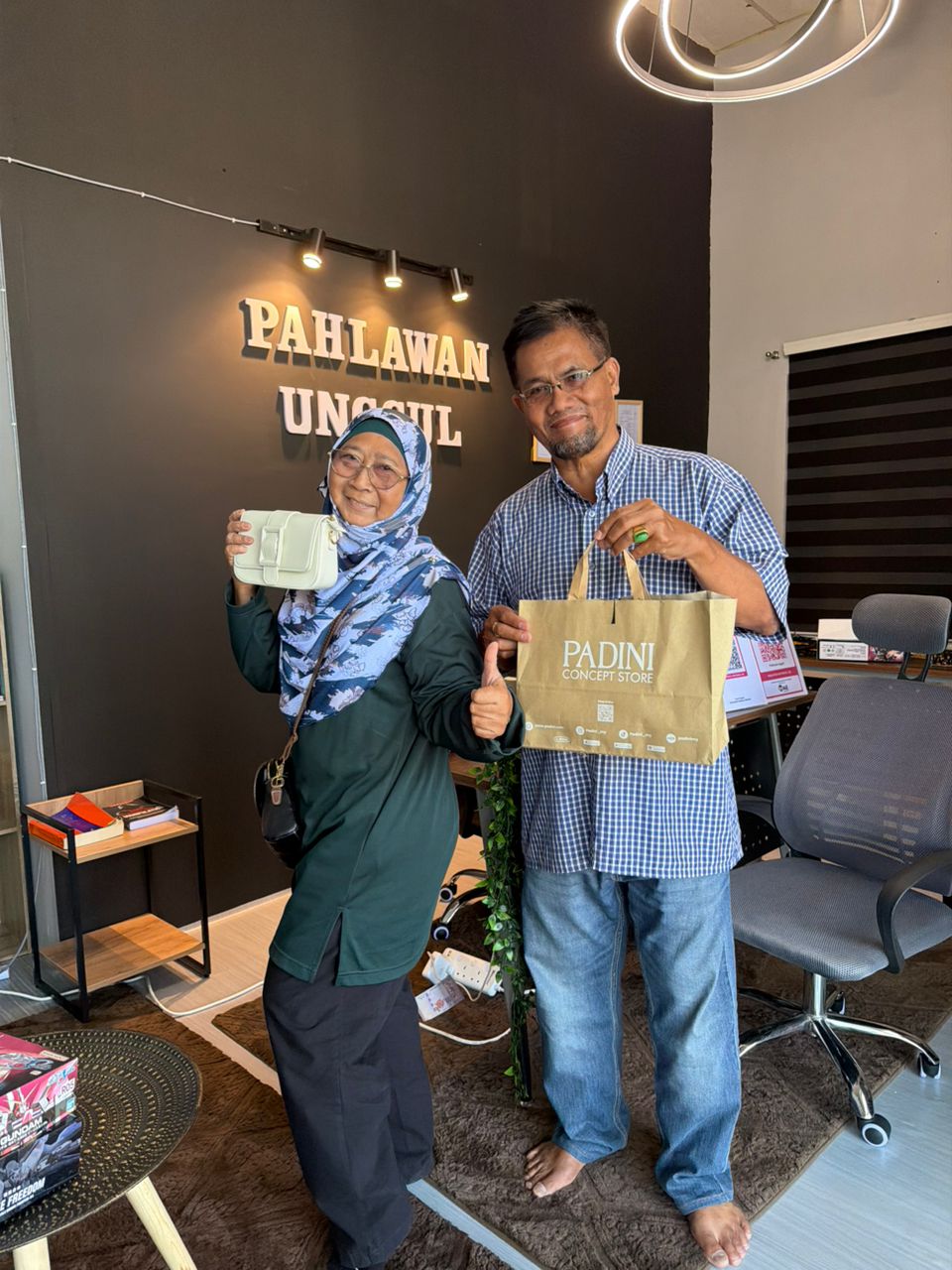 Customer Pahlawan Unggul Services menunjukkan hadiah