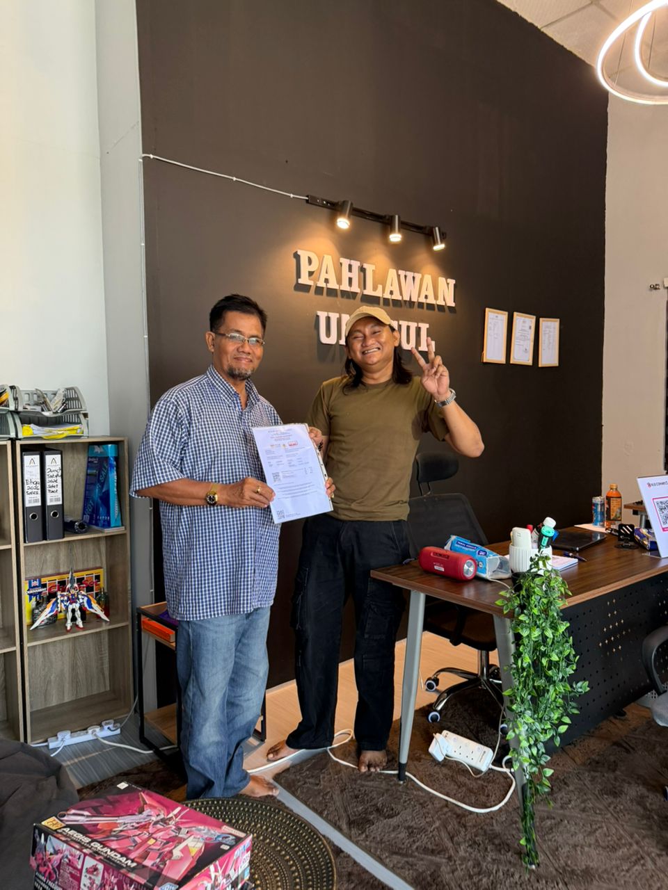 Customer Pahlawan Unggul Services menunjukkan dokumen