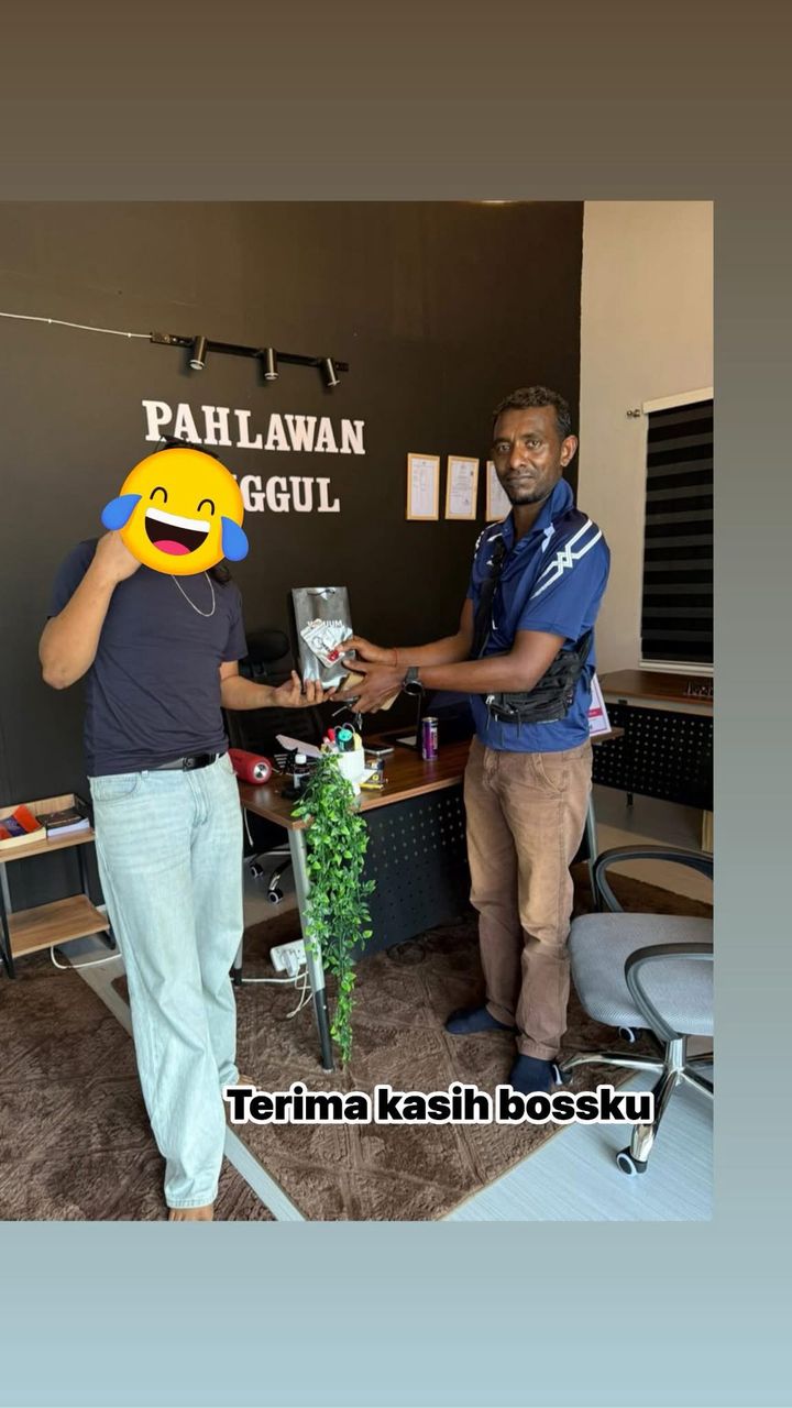 Customer berterima kasih di office