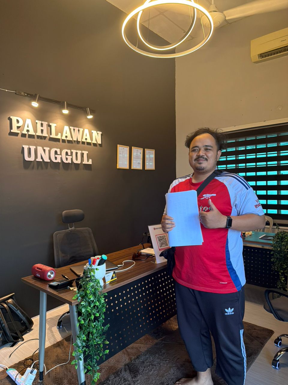 Customer memegang dokumen insurance