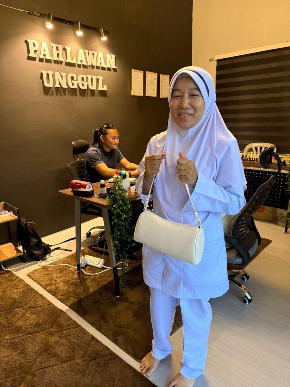 Customer perempuan di office Pahlawan Unggul