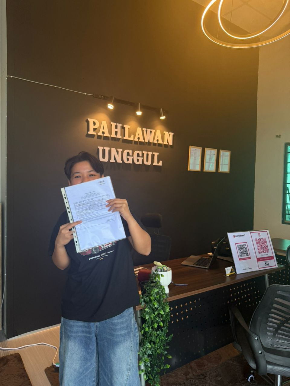 Customer menunjukkan dokumen takaful
