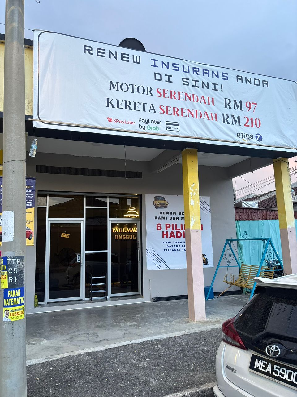 Kedai Pahlawan Unggul Services dari luar