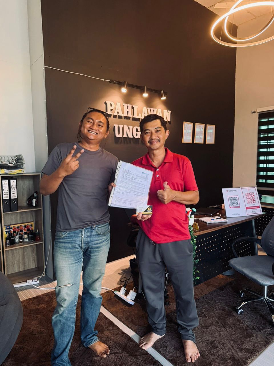 Customer bersama wakil Pahlawan Unggul Services