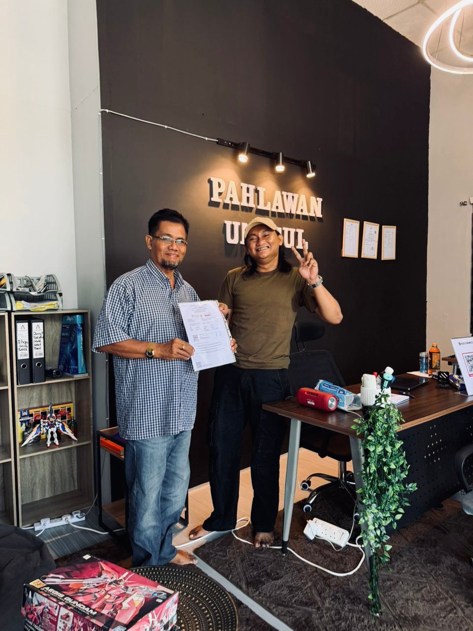 Customer bersama dokumen insurance